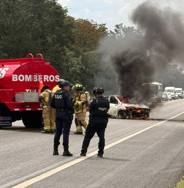 Incendian establecimiento en la colonia La Veleta y queman vehículo en la carretera Tulum-Muyil 3 WhatsApp Image 2026 02 22 at 9.49.28 PM
