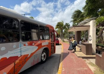 Invierten en remodelación de paraderos y luminarias en la zona hotelera