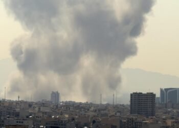 ESCALADA MILITAR: EU e Israel atacan Irán; respuesta con misiles