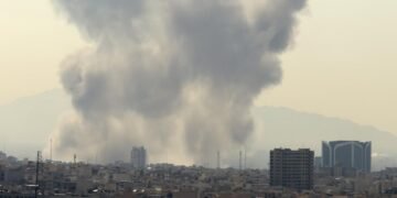 ESCALADA MILITAR: EU e Israel atacan Irán; respuesta con misiles