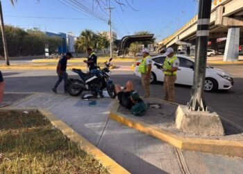 Arrolla estadounidense a motociclista en bulevar Playa del Carmen