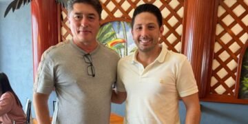 Se toman la foto Renán Sánchez Tajonar y el exgobernador Félix González Canto