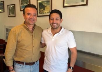 Comparte Renán Sánchez Tajonar fotografía con Pedro Joaquín Delbouis