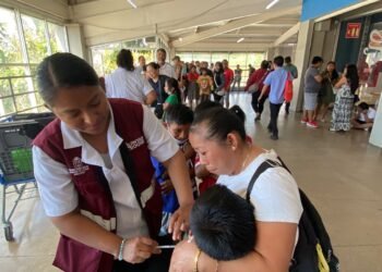 Aplican 300 vacunas contra el sarampión en módulo instalado en el centro de Playa del Carmen