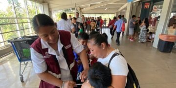 Aplican 300 vacunas contra el sarampión en módulo instalado en el centro de Playa del Carmen