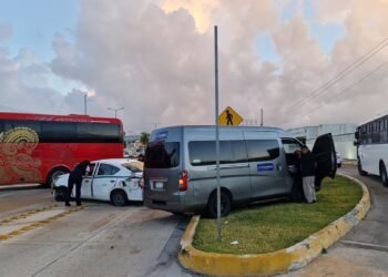 Autobús pierde control y provoca choque múltiple en el bulevar Colosio 1 Autobús pierde control y provoca choque múltiple en el bulevar Colosio