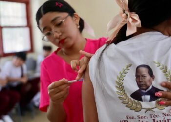 Continúa jornada de vacunación en escuelas de Isla Mujeres