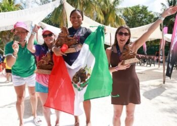 Participan más de 150 nadadoras en “El Cruce de Mujeres”