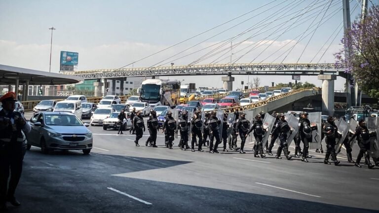 Crisis en el AICM: el pulso de los taxis concesionados bloquea el acceso aeroportuario