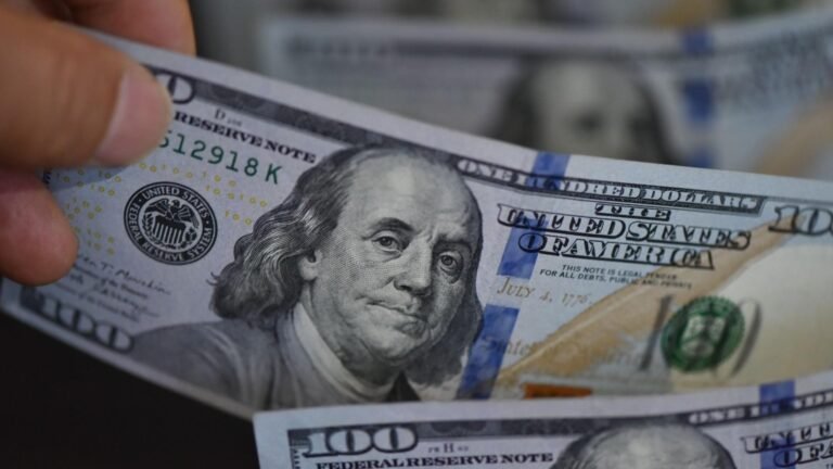 El "efecto tenaza" dispara el precio del dólar: ¿Qué esperar para el peso mexicano?