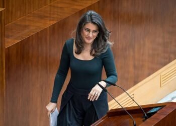 El choque ideológico Bergerot-Ayuso fractura la Asamblea de Madrid por la crisis en Irán