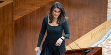 El choque ideológico Bergerot-Ayuso fractura la Asamblea de Madrid por la crisis en Irán