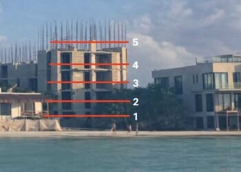 YUM BALAM: Denuncian en Holbox obra que rebasa altura permitida frente a la costa