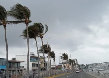 Frente frío 40 detona lluvias torrenciales y vientos de 100 km/h en el sureste