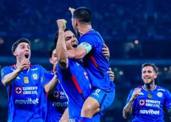 Golpe de autoridad celeste: Cruz Azul remonta a Rayados en una noche épica de Concachampions