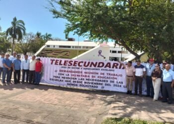 EN LA SEQ: Se manifiestan supervisores y docentes de telesecundarias