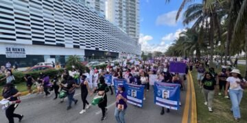 8M: Marchan más de 4 mil mujeres en Cancún