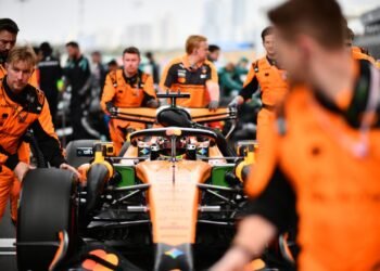 McLaren contra las cuerdas tras el doble colapso eléctrico en China 1 McLaren contra las cuerdas tras el doble colapso eléctrico en China