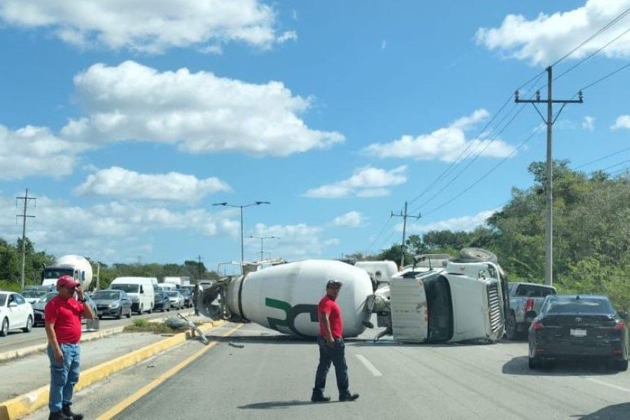 Caos vial en la carretera PDC-Tulum tras volcadura de revolvedora 1 VOLCADURA2