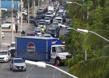 Choque entre camión refresquero y camioneta provoca tráfico en la Av. Bonampak