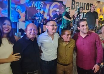 | ROMPEOLAS | Ultras «rafistas» se toman la foto con Senador