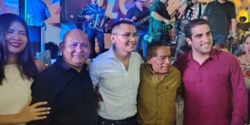 | ROMPEOLAS | Ultras «rafistas» se toman la foto con Senador