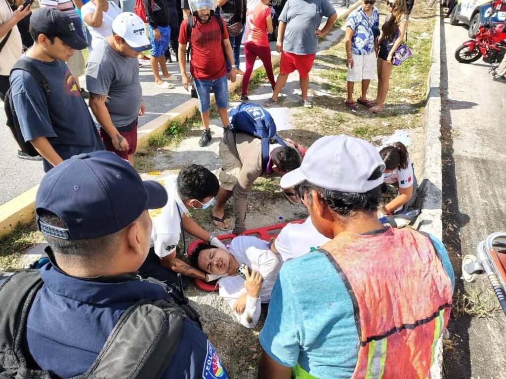 Chocan patrulla y motociclista en Av. Kabah; hay un lesionado 2 WhatsApp Image 2026 03 03 at 1.08.02 PM 1