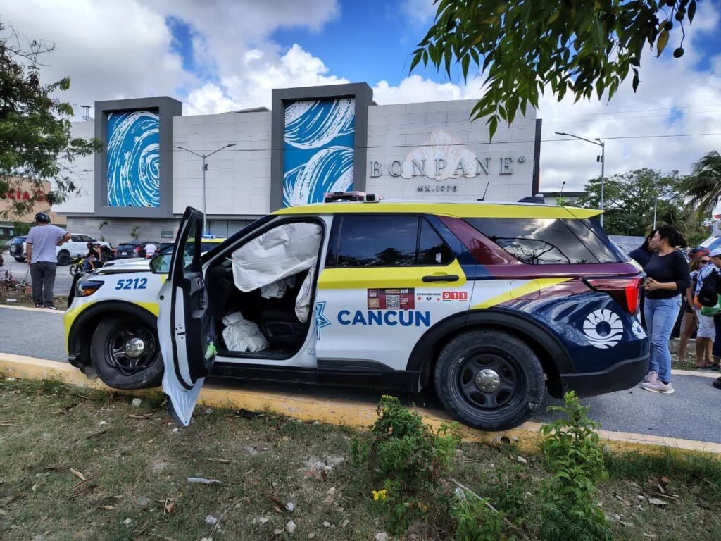 Chocan patrulla y motociclista en Av. Kabah; hay un lesionado 1 WhatsApp Image 2026 03 03 at 1.08.02 PM 2