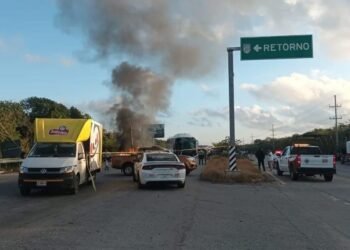 Choca autobús Del Valle con camioneta de Sabritas; muere repartidora y reportan 15 lesionados
