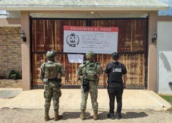Catean 4 inmuebles en Lázaro Cárdenas; aseguran droga, armas, cartuchos y ropa táctica
