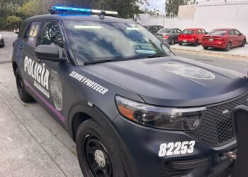 Alumna intenta arrojarse desde el segundo piso de su plantel educativo