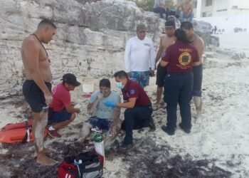 Salvan a un hombre de morir ahogado tras ser arrastrado por la corriente en playa de Cancún