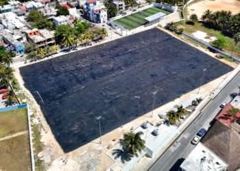 Avanza la construcción de la cancha de fútbol soccer en Isla Mujeres