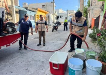 Entregan agua en pipas a colonias de Isla Mujeres por falla en tubería submarina