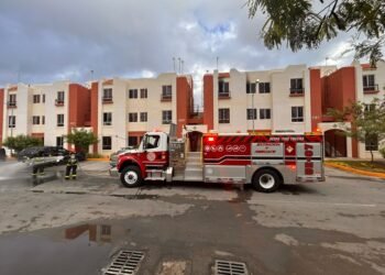 Evacuan edificio tras incendio en departamento de Playa del Carmen