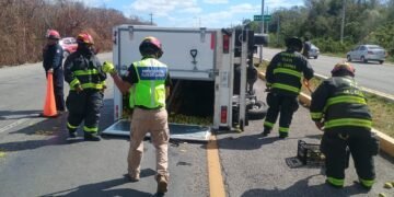 Resulta lesionada una persona de la tercera edad tras volcadura en Punta Venado