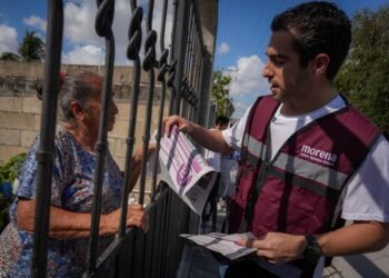 Reparte Senador periódico morenista Regeneración en colonias (VIDEO)