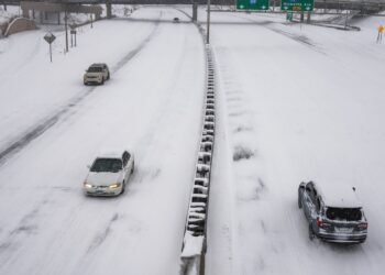 Wisconsin y Michigan bajo 86 centímetros de nieve por tormenta histórica 1 Wisconsin y Michigan bajo 86 centímetros de nieve por tormenta histórica