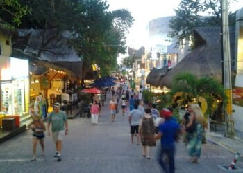 Retiran vendedores ambulantes de paraderos en Playa del Carmen