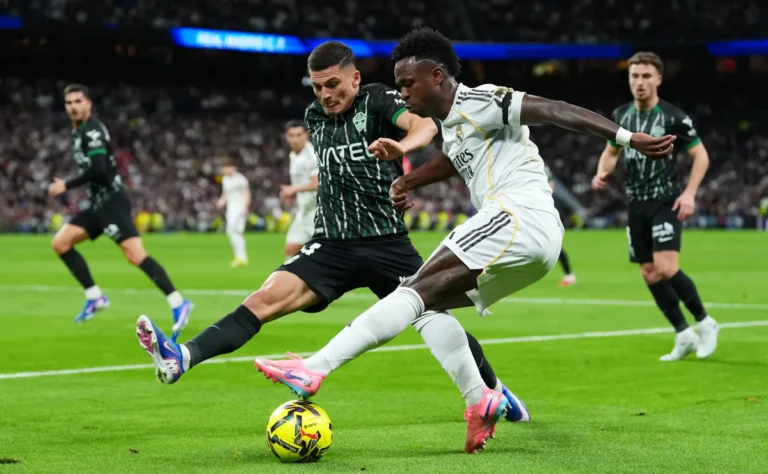 Escenario de alta tensión en el Martínez Valero: dónde ver Elche vs. Mallorca