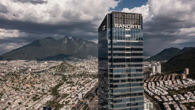 Banorte proyecta crecimiento del 1.8% y lidera el fondeo de infraestructura