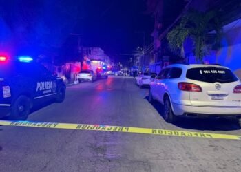Balean 2 camionetas afuera de un bar en Playa del Carmen
