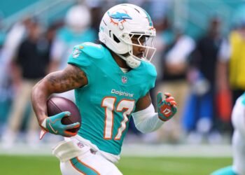 Los Denver Broncos adquieren a Jaylen Waddle: Sacudida en el mercado de la NFL 2026