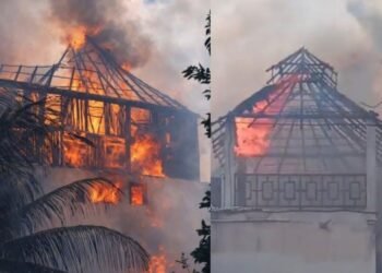 Arrasa incendio con hotel en zona costera de Bacalar