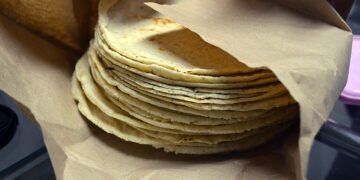 ALZA DE PRECIOS Y DESABASTO: Alertan riesgos por restringir venta de tortillas en abarrotes