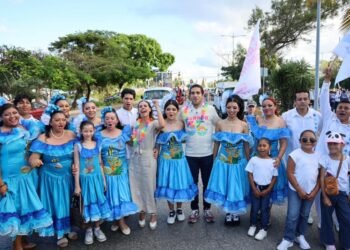 ANIVERSARIO 56: Participan más de 7 mil personas en Desfile Cancunense