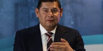 Armenta niega represalias tras remoción de abogada que encaró a Sheinbaum