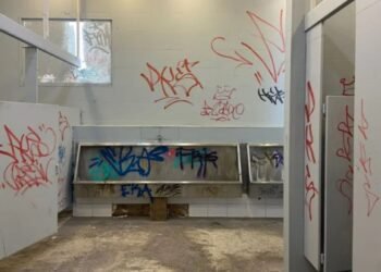 | VISIÓN INTERCULTURAL | El derecho a la educación y los baños con rayones en paredes y puertas