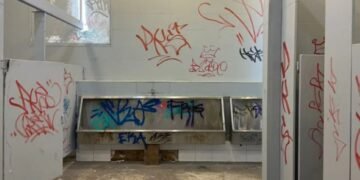 | VISIÓN INTERCULTURAL | El derecho a la educación y los baños con rayones en paredes y puertas