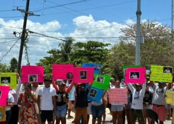 AMAGAN CON BLOQUEO: Protestan en Chiquilá por arresto de mujer acusada de extorsión